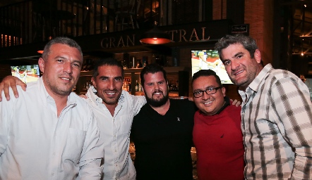  Enrique Fierro, Alejandro Fierro, Santiago Meade, Carlos Sánchez y Patricio Benavente.