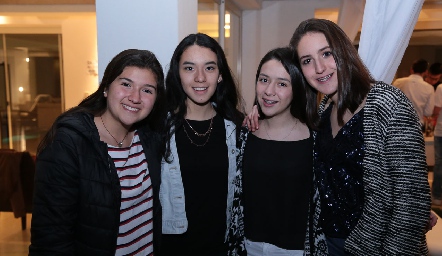 María, Akeni, Ximena e Isa.