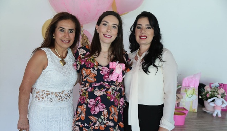  La futura mamá con su suegra y su mamá, Teresa Salazar, Bety Báez y Beatriz Canseco.