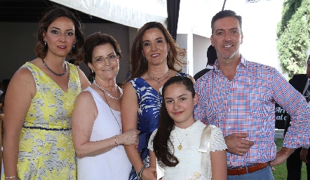  Martha Pizzuto con sus hijos Mariana, Martha y Marcelo Galán Pizzuto e Isabella Chacón.