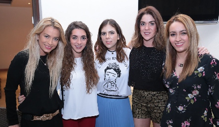  Mónica Desouches, Moni Garza, Marissa Tobías, Isha Quero y Valeria Rodríguez.