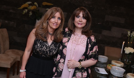  Las mamás de los novios, Araceli Foyo y Laura Rodríguez.