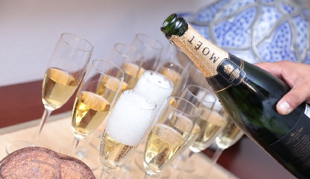  El brindis.