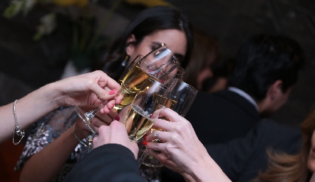  Un brindis por los novios.
