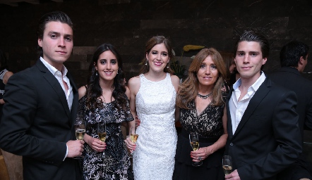  La novia Araceli con sus hermanos y su mamá, Diego, Bárbara, Araceli y Felipe Palau.