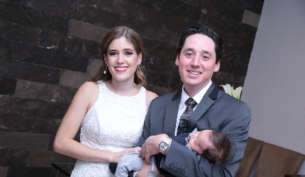  Araceli y Adrián con su sobrino.