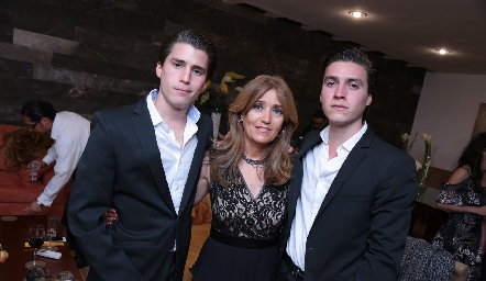  Araceli Foyo con sus hijos Felipe y Diego.