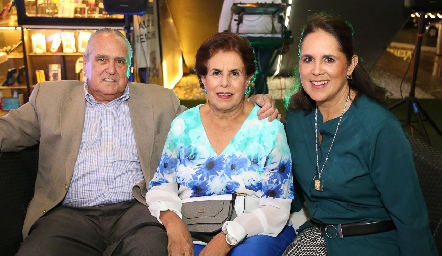 Rodolfo, Lupita y Beatriz Treviño.