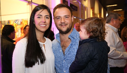  Silvia Araiza y Marco César con su bebé.