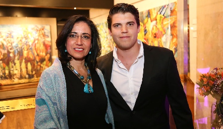 Rebeca Sandoval con su hijo Ricardo de la Torre.