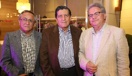  Juan Manuel Hernández, Gustavo Sandoval y Miguel Mendoza .
