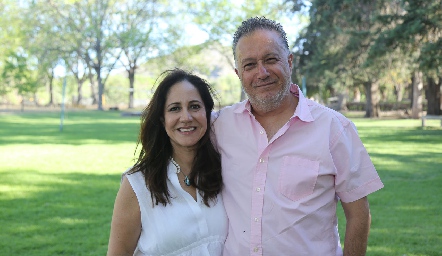  Esther Sandoval de Nava y Carlos Nava.