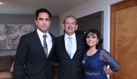 Gonzhum con sus papás, Gerardo González y Paulina Humara de González.