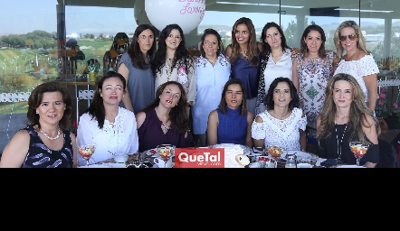  Daniela con sus amigas.