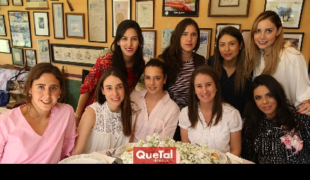  María José acompañada de sus mejores amigas.