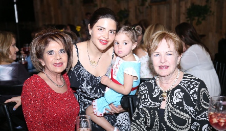  Daniela de los Santos con sus abuelas y su hija, Guillermina de los Santos, Marina Rosillo y Lynette de Pizzuto.