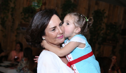  Teresa del Pozo con su nieta Marina Rosillo.