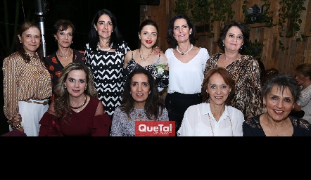  Daniela con las amigas de su suegra.