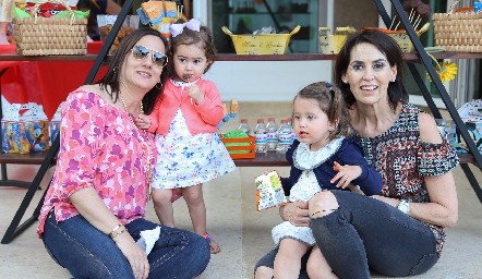  Claudia Revuelta y María Elena Torre con sus nietas Inés y Paula .