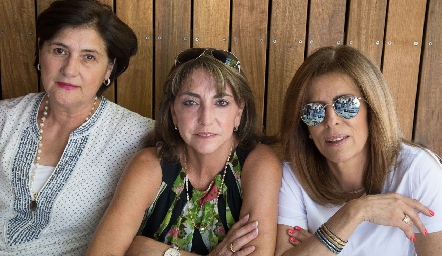  Lupita de Solórzano, Chela Barragán y Sara Martínez.
