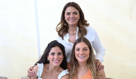  XóchitlCastañón, Maribel Rodríguez y Bety Hernández.