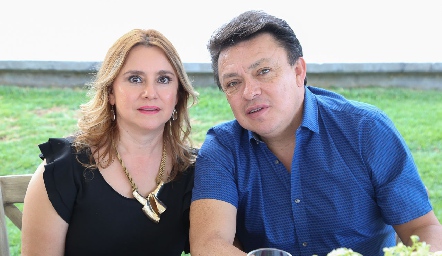  Elvia de Pérez y Ricardo Pérez.