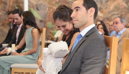  Mariana Ortuño y Juan Ramón Cázares con su hijo.
