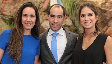 Adriana Cázares, Juan Ramón Cázares y Mariana Ortuño.