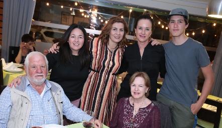  Claudia Álvarez, Cecilia Morales, Claudia Toledo, Pablo Martínez, Guillermo Pizzuto y Lynette de Pizzuto en la Exposición Catarsis.