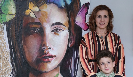  La artista Cecilia Morales con su hijo Mateo.