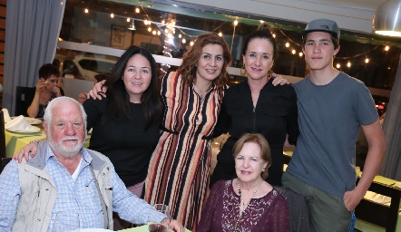  Claudia Álvarez, Cecilia Morales, Claudia Toledo, Pablo Martínez, Guillermo Pizzuto y Lynette de Pizzuto.