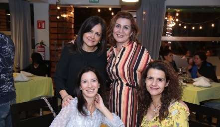  Adriana Zapata, Cecilia Morales, Paula Álvarez y Margarita López.
