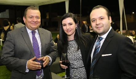  Adolfo Anguiano, Karla López y Jorge Nava.