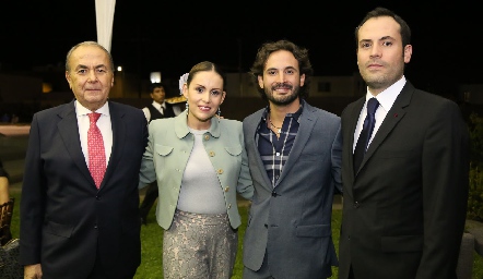  Gustavo Barrera con sus hijos, María Claudia, Efraín y Jorge Barrera Portales.
