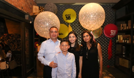  Familia Flores .