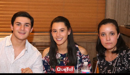  Antonio, Rebeca Treviño y  Carol Natividad.
