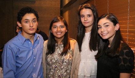  Luca, Adriana, Paula y Jimena Flores.