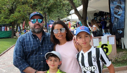 Daniel Carreras y Lorena Torres con sus hijos Diego y Daniel.