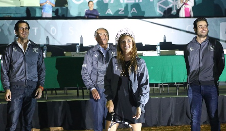  Renata Fernández Benavente, Reina del Deportivo realizó el saque inical.