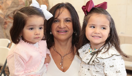  Charo de Ortuño con sus hermosas nietas.