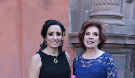  Alejandra Alcalde y Martha Quezada de Alcalde.