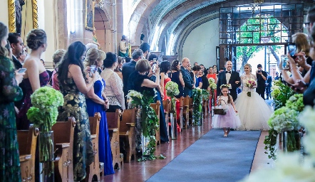  La entrada de la novia Laura Cadena con su papá Aurelio.