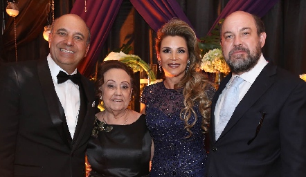  Roberto Alcalde, Evelina Malacara de Cadena, Bertha Barragán y Fernando Cadena.