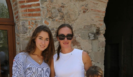  Maru Muñiz con sus hijos Sofía, Vale y Josema.