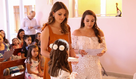  Isabella con sus madrinas Gabriela y Marisol González Villanueva.