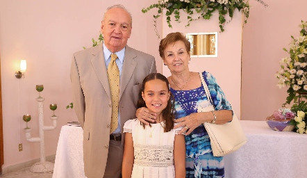  Isabella con sus abuelos Carlos González y Yuya Marti de González.