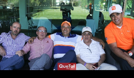  Roberto Alcalde con sus amigos.