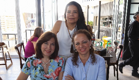  Lourdes Ríos , Mónica y Amalia Castillo.