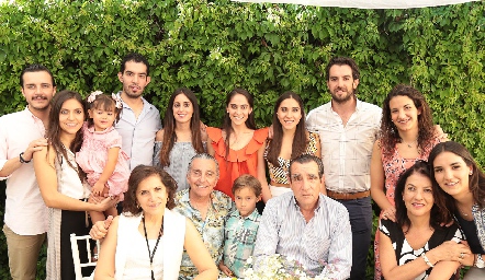 Sofi y Ricardo con su familia.