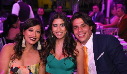  Karina Espinoza, Karla Espinoza y Andrés de los Santos.
